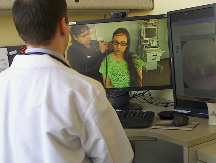 Doctor using Vidyo to analyze patient remotely
